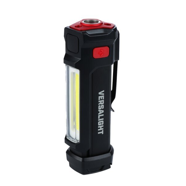 Czarna akumulatorowa lampa warsztatowa z napisem \'VERSALIGHT\' na boku, posiada czerwony przycisk i metalowy klips. Górna część lampy jest czerwona z metalowym elementem na środku.
