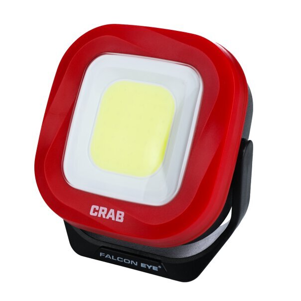 Na obrazie widoczna jest akumulatorowa lampa warsztatowa z czerwonym obramowaniem i białym panelem świetlnym. Na obudowie znajduje się napis \'CRAB\' oraz \'FALCON EYE\'.