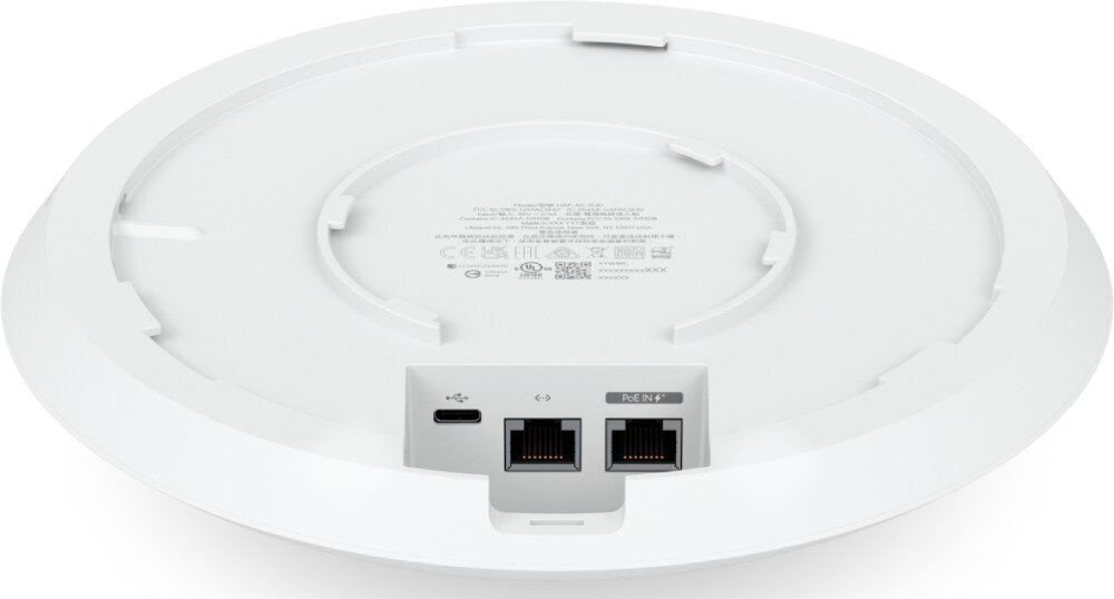 Punkt dostępowy UBIQUITI UAP-AC-SHD-5 Tylna strona białej obudowy z uchwytami montażowymi oraz wnęką zawierającą port USB i dwa gniazda Ethernet