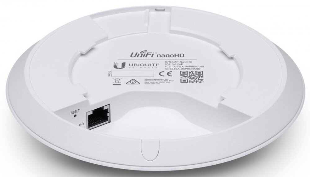 Punkt dostępu UBIQUITI UAP-NANOHD-5 2.4 / 5 GHz, Wi-Fi (5 szt.) Spód obudowy urządzenia z widocznym portem sieciowym, przyciskiem reset i tabliczką znamionową we wnęce montażowej, montaż zestaw zasilanie PoE