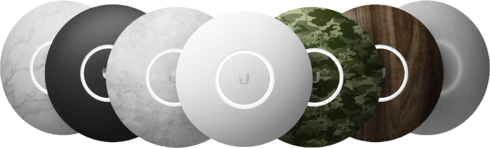 Punkt dostępu UBIQUITI UAP-NANOHD-5 2.4 / 5 GHz, Wi-Fi (5 szt.) Rząd sześciu okrągłych urządzeń prezentujących różne warianty kolorystyczne obudowy w tym marmur, czerń, beton, biel, kamuflaż i drewno, wygląd nakładki dostosowanie