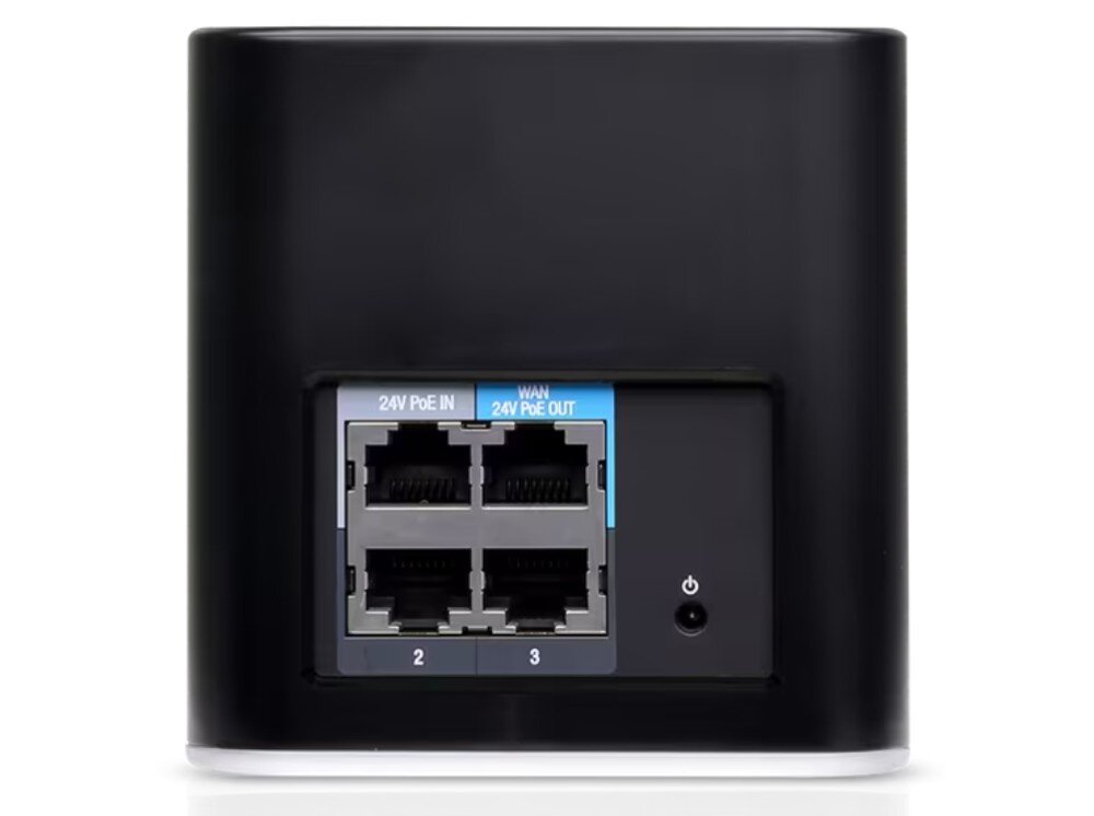 Punkt dostępu UBIQUITI AirCube AC Zbliżenie na tylny panel urządzenia z gniazdem zasilania i czterema portami Ethernet w układzie kwadratowym z widocznymi oznaczeniami '24V PoE IN' oraz 'WAN'