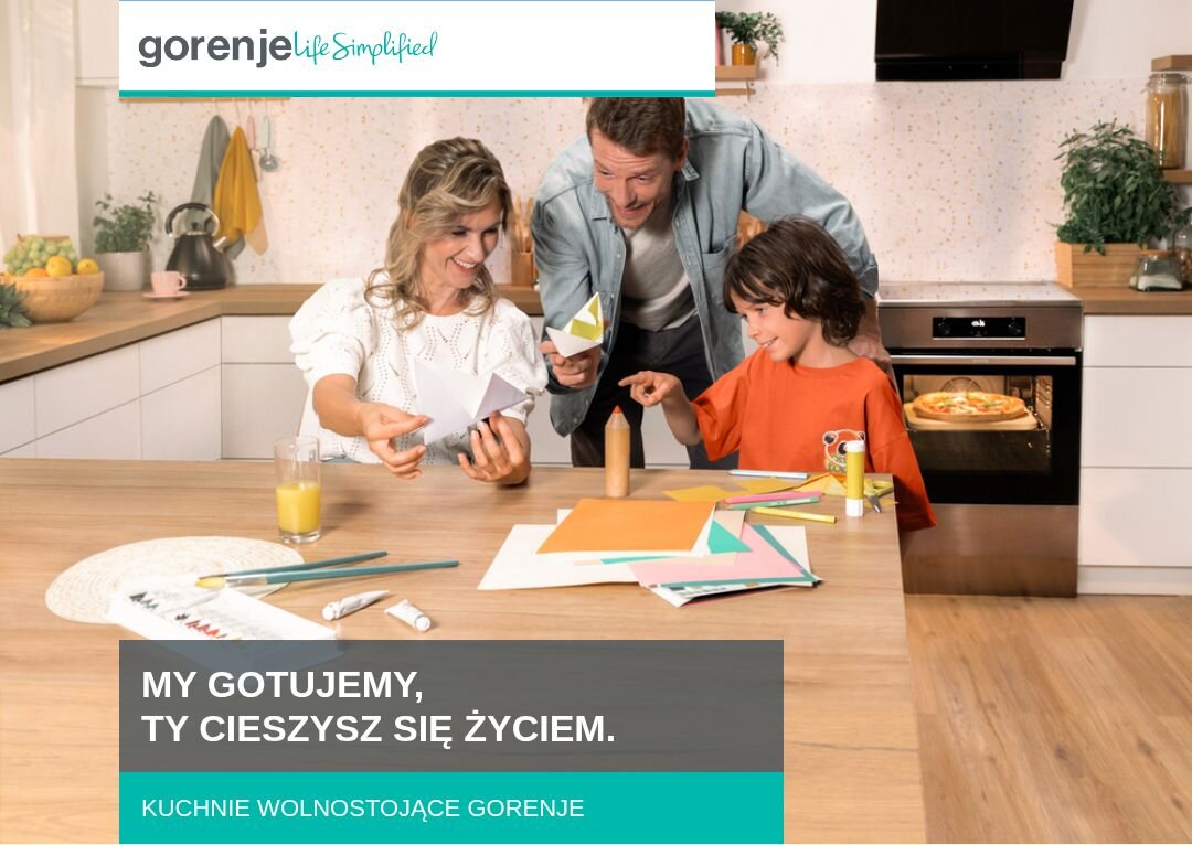 KUCHNIA GORENJE MEKIS5101I Rodzina złożona z dwóch dorosłych i dziecka spędza czas przy kuchennym stole, wycinając kolorowe elementy z papieru, w tle widoczna jest zabudowa kuchenna z kuchnią wolnostojącą Gorenje, a u dołu znajduje się napis „MY GOTUJEMY, TY CIESZYSZ SIĘ ŻYCIEM. KUCHNIE WOLNOSTOJĄCE GORENJE”