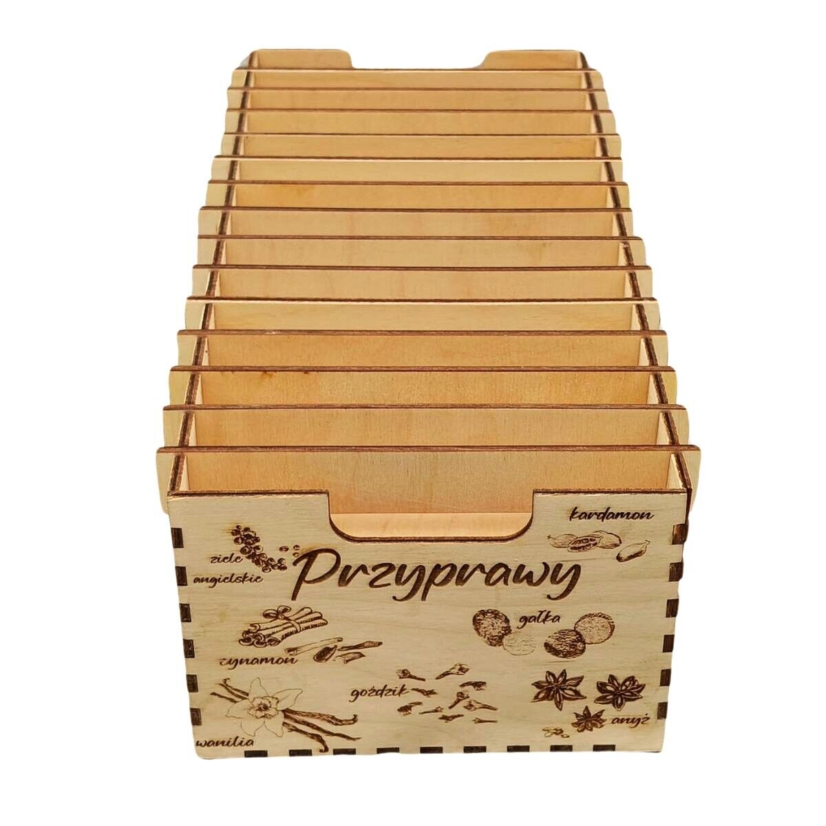 Drewniany organizer na przyprawy z grawerem, posiada 15 przegródek. Na froncie widoczny jest napis \'Przyprawy\' oraz ilustracje przypraw takie jak cynamon, goździki, wanilia, kardamon, anyż i gałka.