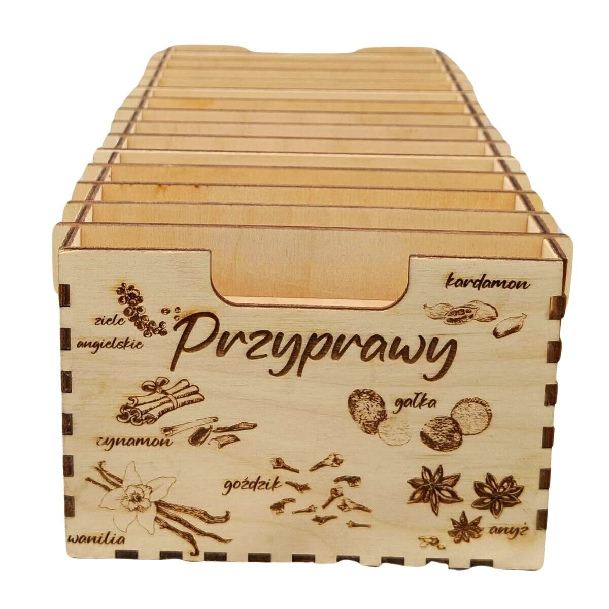 Drewniany organizer na przyprawy z grawerem przedstawiającym różne przyprawy, takie jak cynamon, goździki, wanilia, kardamon, gałka muszkatołowa i anyż. Na froncie widoczny jest napis \'Przyprawy\'.