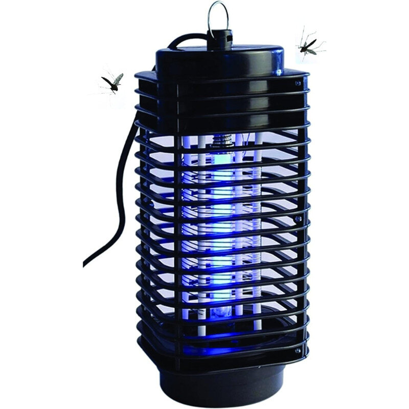 Czarna lampa owadobójcza z niebieskim światłem UV, otoczona kratką ochronną. W tle widoczne są dwa komary.