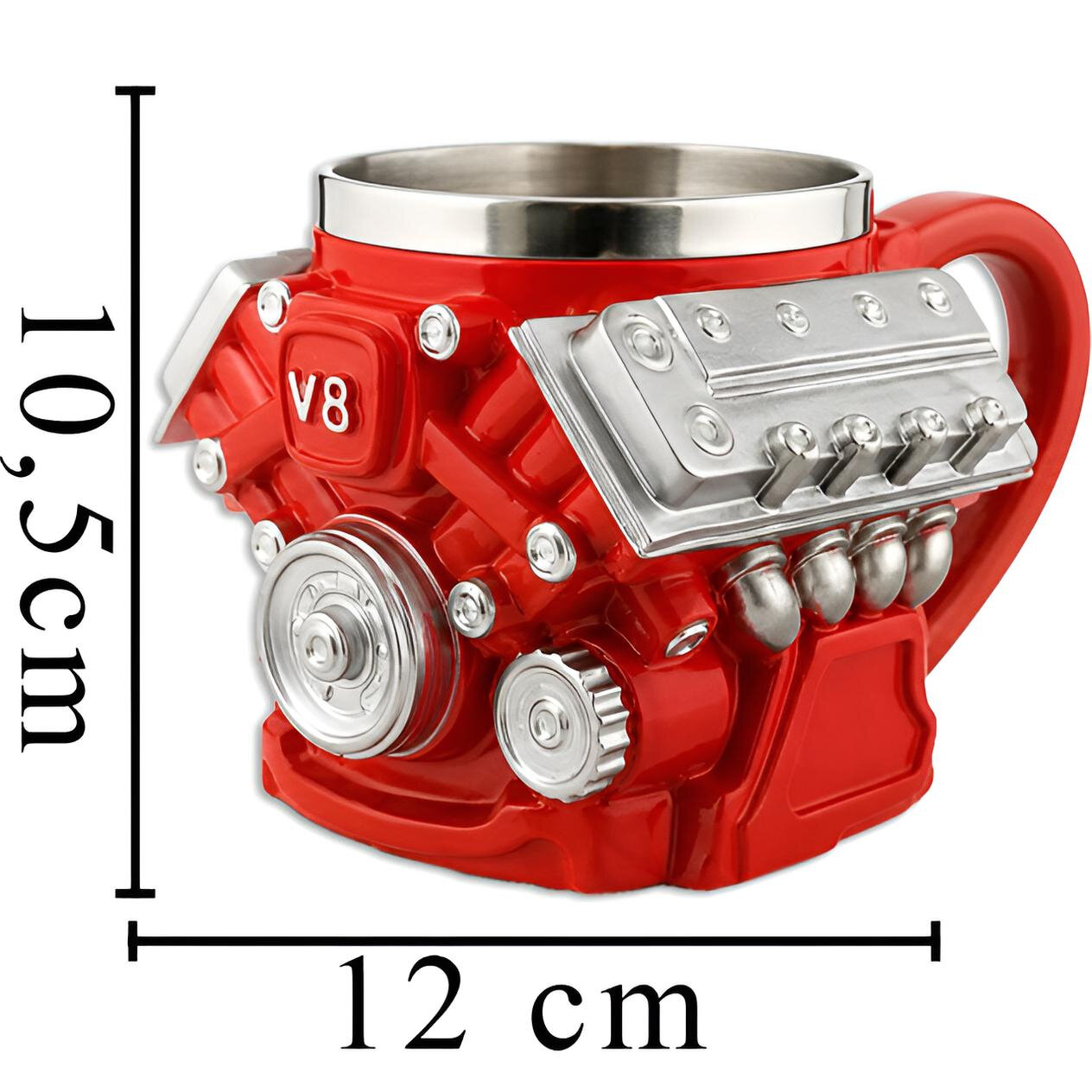 Kubek w kształcie silnika V8 w kolorze czerwonym z metalicznymi elementami, o wymiarach 10,5 cm wysokości i 12 cm szerokości. Na kubku widoczny jest napis \'V8\'.