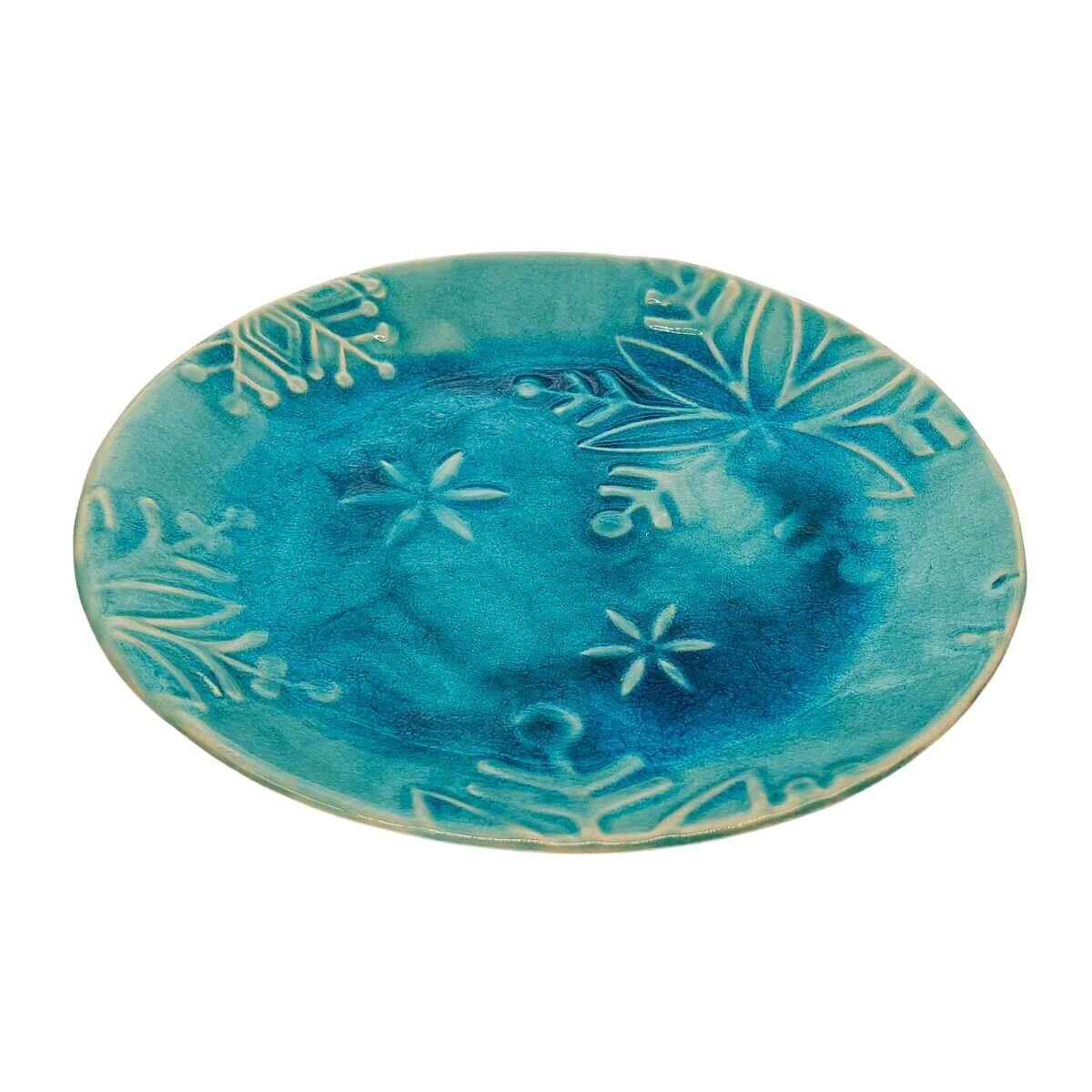 Ceramiczny talerzyk w kolorze niebiesko-turkusowym z motywem roślinnym, szkliwiony i ręcznie robiony.