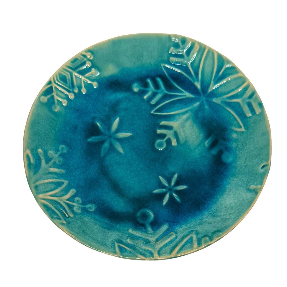Ceramiczny talerzyk w kolorze niebiesko-turkusowym z motywem roślinnym, szkliwiony i ręcznie robiony.