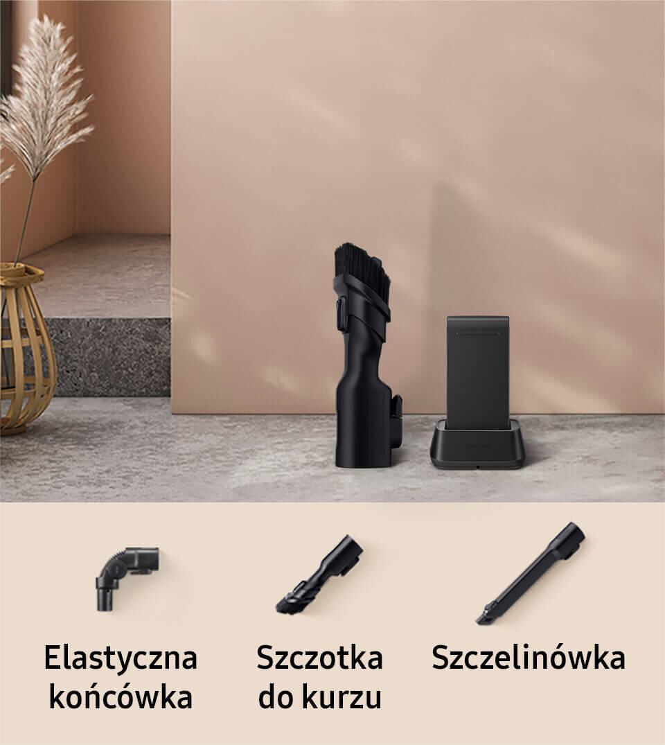 Na obrazie widoczne są trzy akcesoria do odkurzacza: elastyczna końcówka, szczotka do kurzu i szczelinówka. W tle znajduje się jasna ściana i dekoracyjna roślina w doniczce.