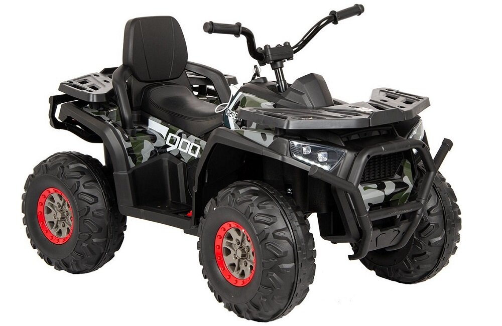 Elektryczny quad dla dzieci w kolorze moro z czarnym siedzeniem i czerwonymi akcentami na kołach. Na boku pojazdu widoczny jest napis \'900\'.