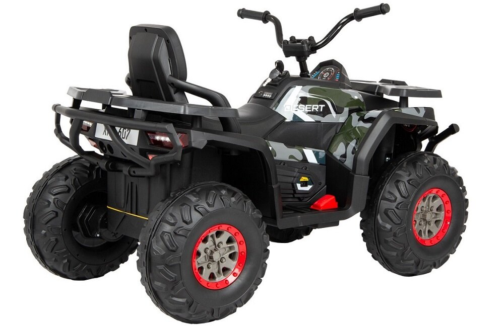 Elektryczny quad dziecięcy w kolorze moro z czterema dużymi kołami, z czerwonymi akcentami na felgach. Na boku pojazdu widoczne jest logo \'DESERT\'.