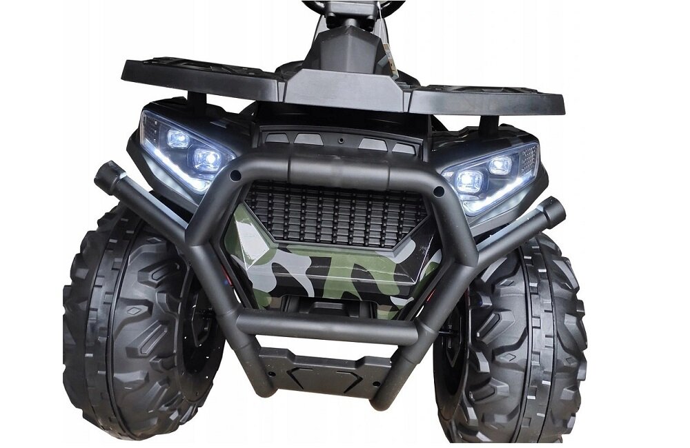 Na zdjęciu widoczny jest przód elektrycznego quada dla dzieci z kamuflażowym wzorem. Quad ma duże, terenowe opony i świecące reflektory LED.