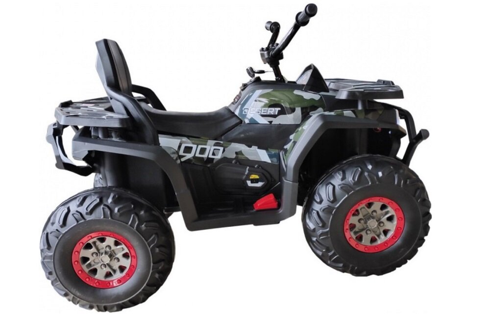 Elektryczny quad dla dzieci w kolorze moro z dużymi oponami i czerwonymi akcentami na felgach. Na boku pojazdu widoczny jest napis \'DESERT 900\'.