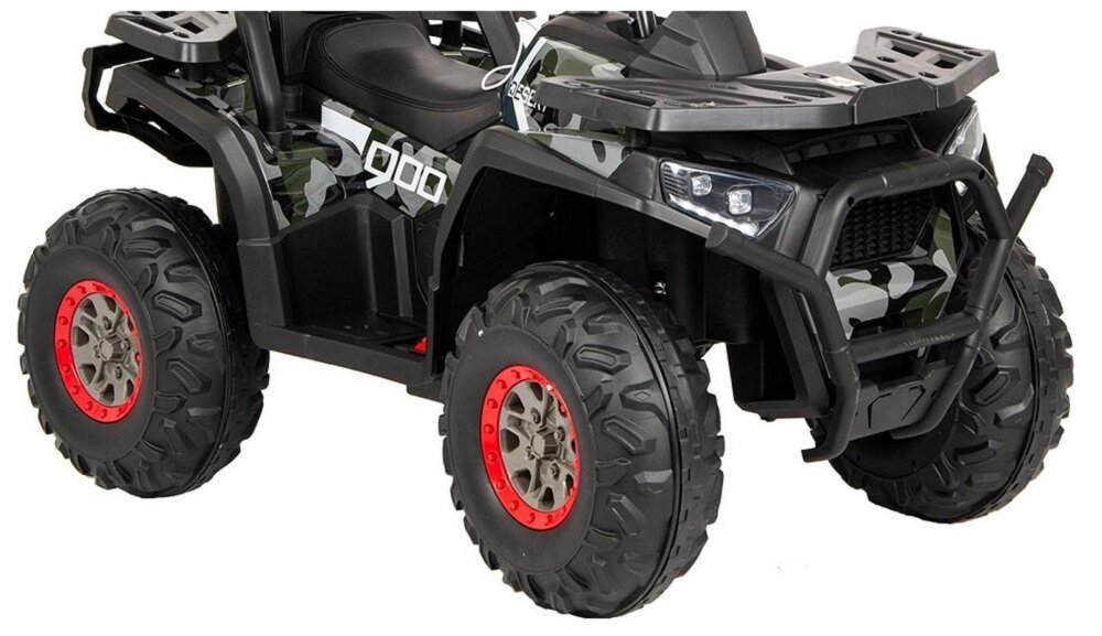Elektryczny quad dla dzieci z kamuflażowym wzorem moro, wyposażony w duże, terenowe opony z czerwonymi akcentami na felgach. Na boku pojazdu widoczny jest numer \'000\'.