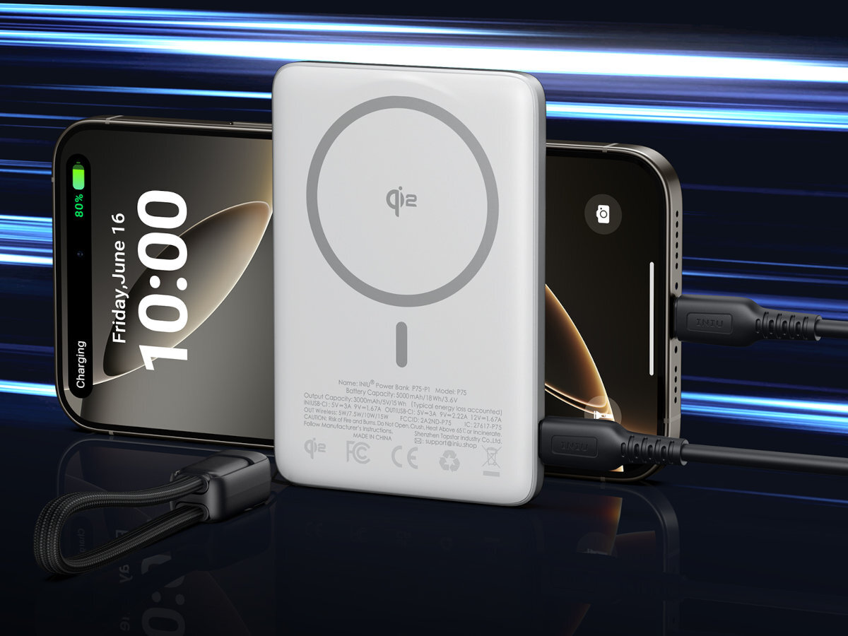 Na obrazie widoczny jest biały powerbank z logo \'qi\' na tle dwóch smartfonów. Na ekranie jednego z telefonów widnieje godzina 10:00 i data Friday, June 16, a na obu urządzeniach podłączone są kable.