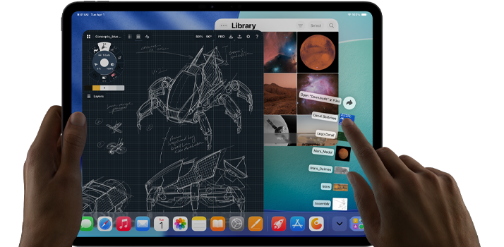 Osoba trzyma tablet z wyświetlonymi aplikacjami do projektowania i przeglądania zdjęć. Na ekranie widoczne są szkice techniczne oraz miniatury zdjęć kosmosu.