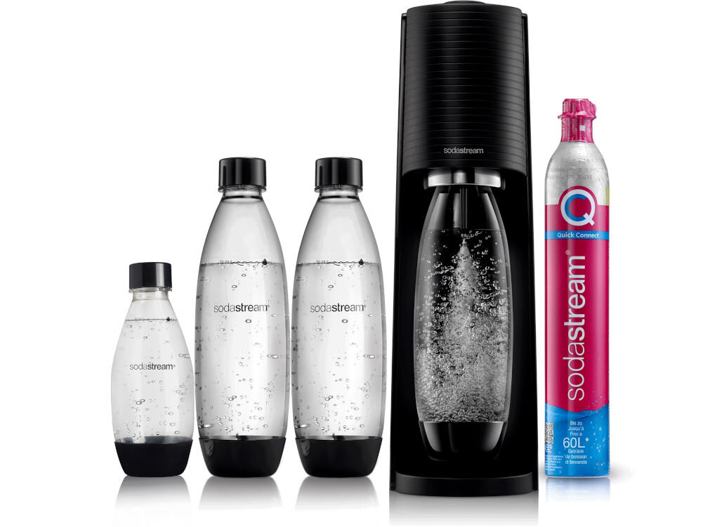 Na zdjęciu znajduje się czarny saturator z trzema przezroczystymi butelkami oraz nabojem z napisem \'Quick Connect sodastream 60L\'. Na butelkach widoczny jest napis \'sodastream\'.