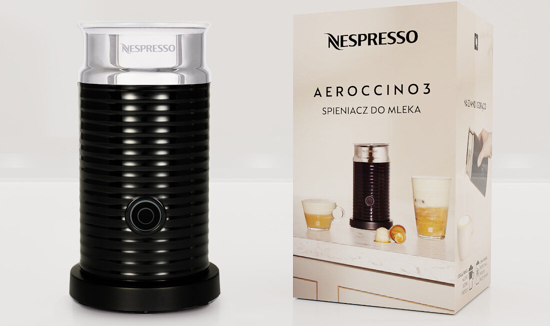Na obrazie widoczny jest czarny spieniacz do mleka z logo NESPRESSO oraz jego opakowanie z napisem \'AEROCCINO 3 SPIENIACZ DO MLEKA\'.
