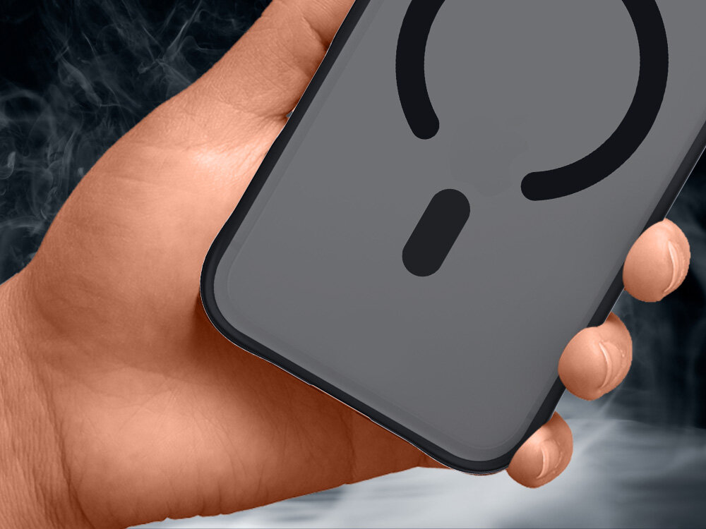 Osoba trzyma przezroczyste czarne etui na telefon z widocznym symbolem w kształcie litery \'Q\'. W tle widoczny jest efekt dymu.