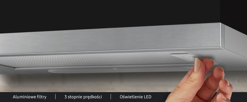Osoba reguluje okap kuchenny wykonany ze stali nierdzewnej. Na dole widoczny jest tekst: \'Aluminiowe filtry | 3 stopnie prędkości | Oświetlenie LED\'.