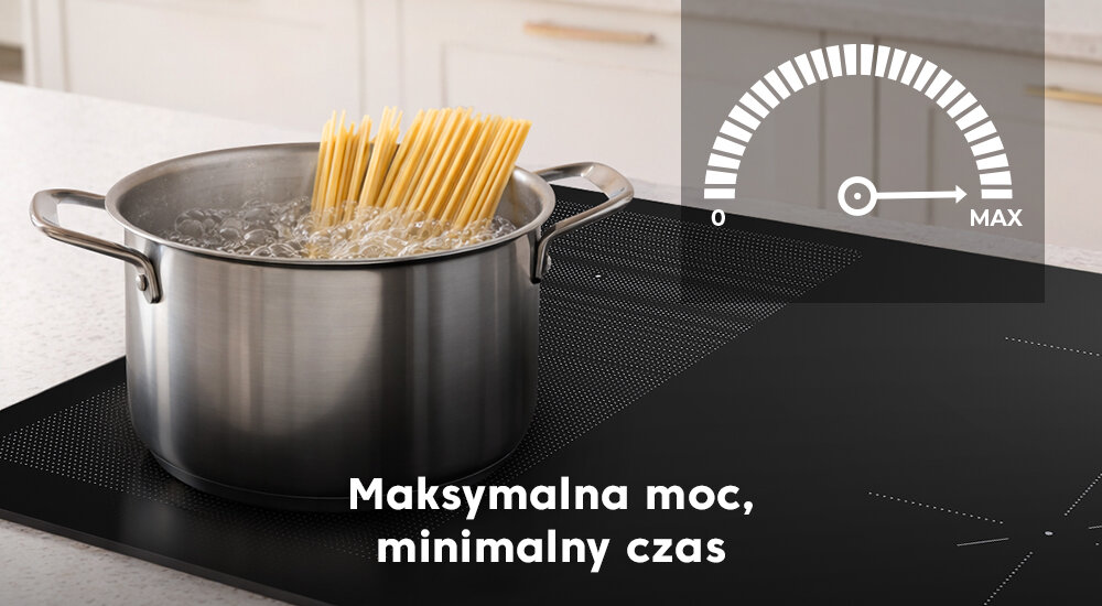 Na płycie indukcyjnej znajduje się garnek z gotującą się wodą i makaronem. Widoczny jest tekst: \'Maksymalna moc, minimalny czas\' oraz wskaźnik mocy z oznaczeniem \'0\' i \'MAX\'.
