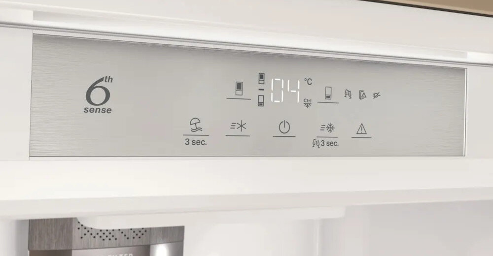 Panel sterowania lodówki z wyświetlaczem cyfrowym pokazującym temperaturę 04°C oraz ikonami funkcji. Widoczne jest logo \'6th sense\' i różne symbole z opisami, w tym \'3 sec.\' i \'3 sec.\'.