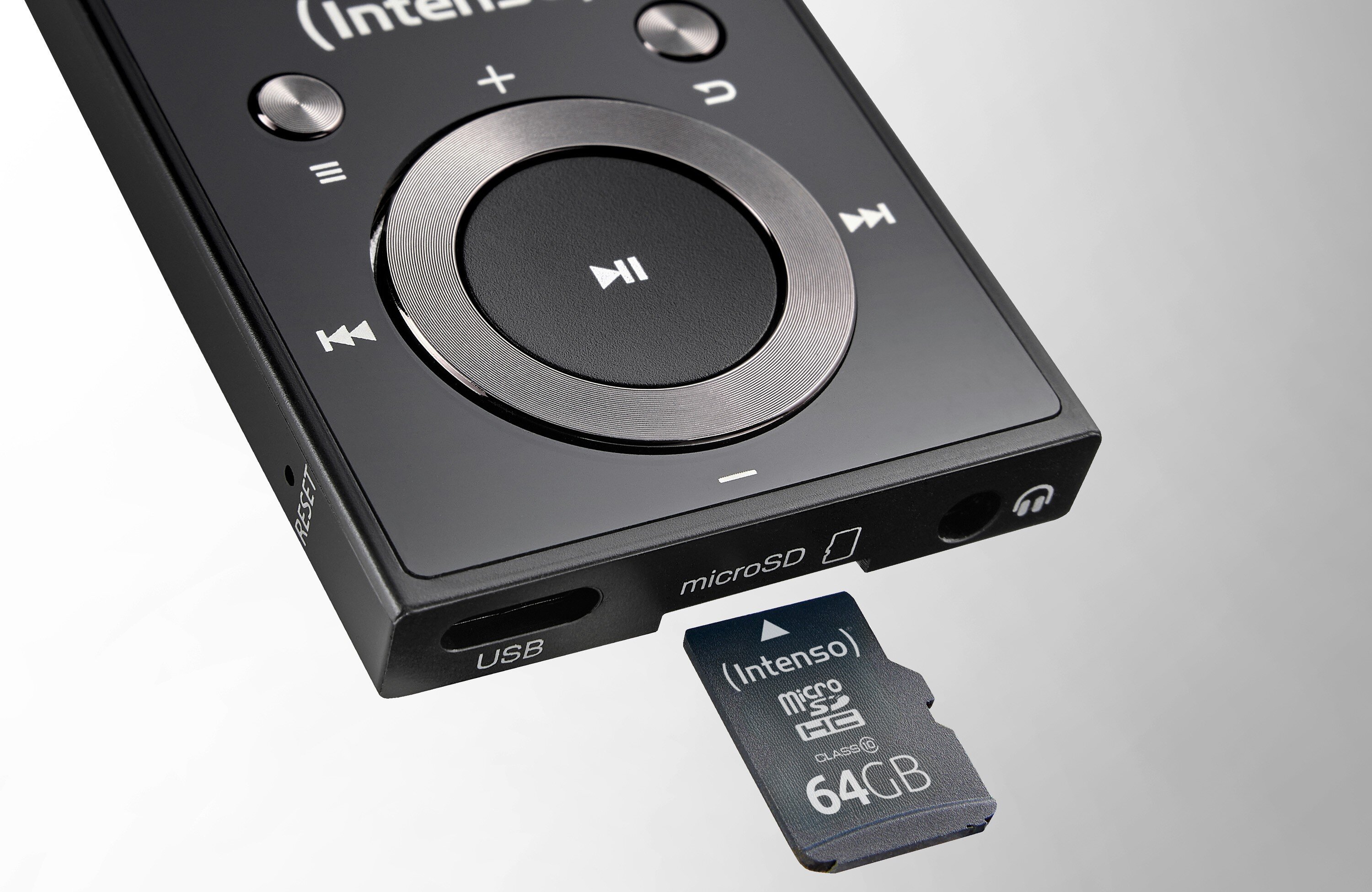 Czarny odtwarzacz MP3 z widocznymi przyciskami sterującymi i gniazdem microSD, do którego włożona jest karta pamięci Intenso 64GB. Na urządzeniu widoczne są napisy: \'USB\', \'microSD\' oraz logo \'Intenso\'.