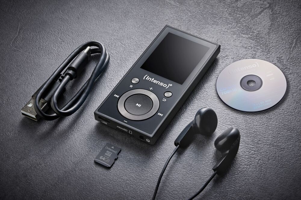 Na obrazie znajduje się czarny odtwarzacz MP3 z logo \'Intenso\', kabel USB, karta microSD 64GB, słuchawki oraz płyta CD. Wszystkie elementy leżą na ciemnej powierzchni.
