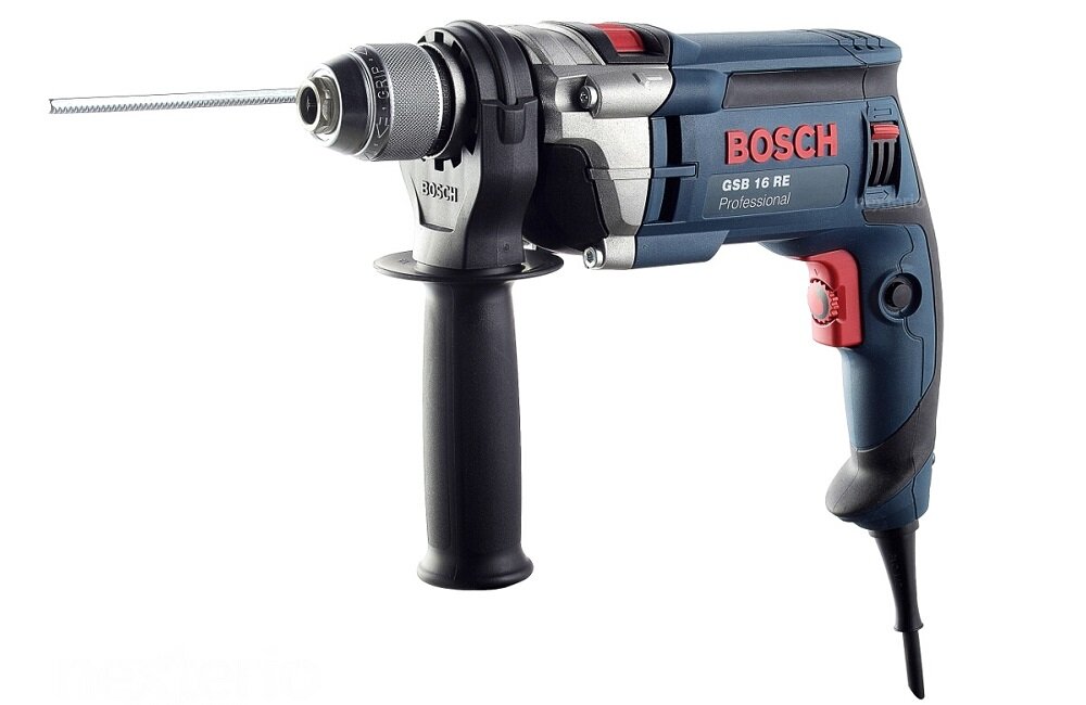 Na obrazie widoczna jest wiertarka udarowa z napisem \'BOSCH GSB 16 RE Professional\' na obudowie. Wiertarka ma czarno-niebieską kolorystykę z czerwonymi elementami i jest wyposażona w uchwyt boczny oraz przewód zasilający.