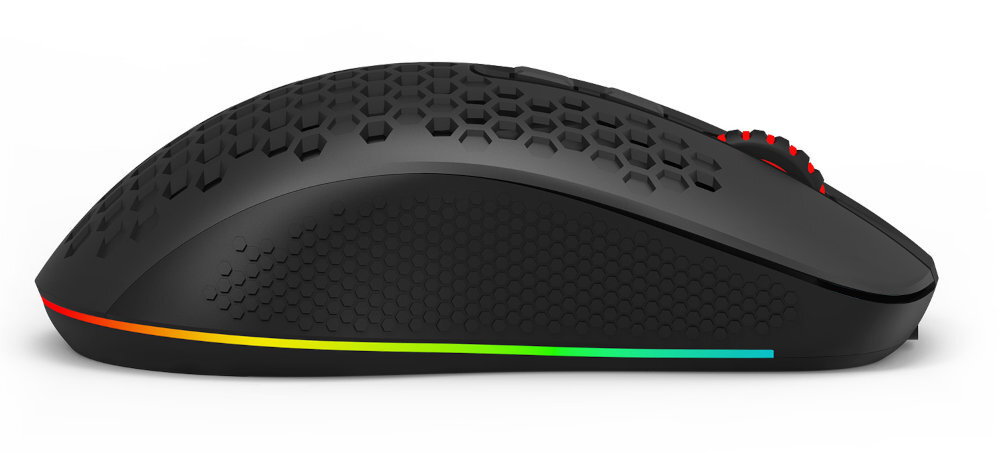 Czarna mysz komputerowa z teksturą w kształcie plastra miodu i podświetleniem RGB na boku. Przyciski mają czerwone akcenty.
