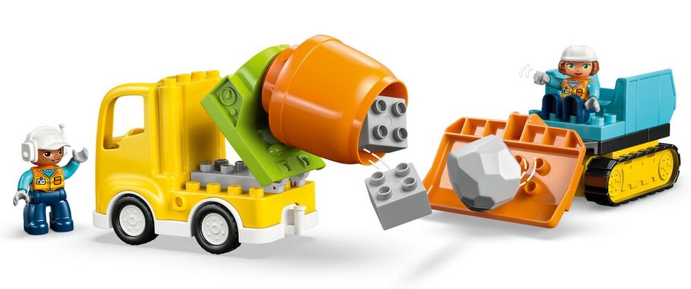 Zestaw LEGO przedstawia żółtą betoniarkę z pomarańczowym bębnem oraz niebieski pojazd gąsienicowy z łyżką i szarymi klockami. Obok pojazdów znajdują się dwie figurki w kaskach ochronnych.