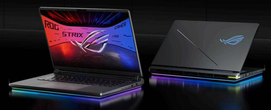 Dwa laptopy z podświetleniem RGB, jeden otwarty z widocznym ekranem z logo ROG STRIX i drugi zamknięty z logo ROG na obudowie. Oba urządzenia mają nowoczesny design i kolorowe podświetlenie na krawędziach.