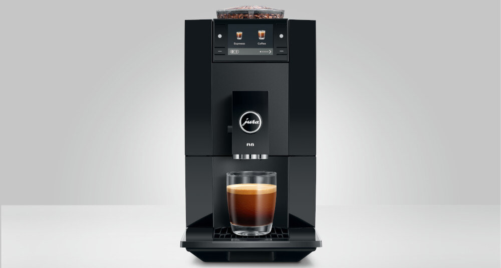 Czarny ekspres do kawy z logo \'jura\' i oznaczeniem \'A8\' na froncie, z filiżanką kawy na tacy ociekowej. Na panelu widoczne są przyciski z napisami \'Espresso\' i \'Coffee\'.