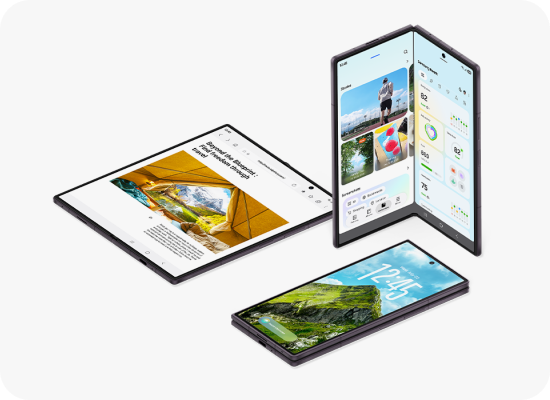 Galaxy Z Fold8 Ultra w trzech pozycjach: rozłożonej, częściowo złożonej i zamkniętej. Obraz przedstawia trzy smartfony w różnych pozycjach: jeden otwarty z widocznym artykułem, drugi złożony z ekranem głównym pokazującym godzinę 12:45, a trzeci w pozycji półotwartej z aplikacjami na ekranie.