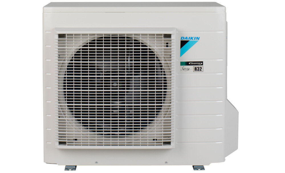 Na obrazie widoczna jest jednostka zewnętrzna klimatyzatora z dużym wentylatorem za kratką. Na obudowie znajdują się napisy: \'DAIKIN\', \'R32\', \'Sensira\'.