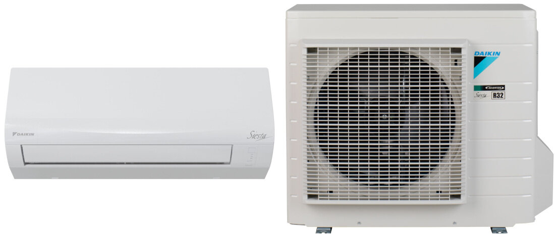 Na obrazie widoczny jest biały klimatyzator split z jednostką wewnętrzną i zewnętrzną. Na jednostce zewnętrznej znajduje się logo \'DAIKIN\' oraz oznaczenia \'R32\' i \'Sensira\'.