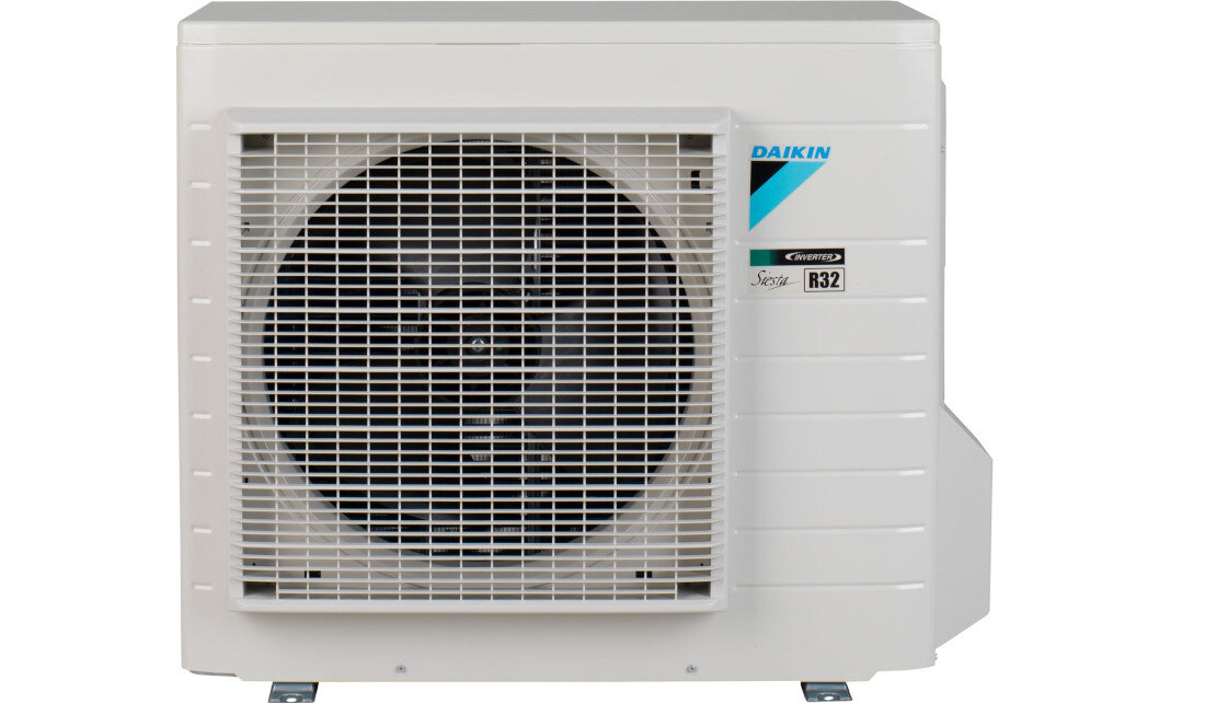 Na obrazie widoczna jest jednostka zewnętrzna klimatyzatora z logo \'DAIKIN\' oraz oznaczeniami \'Siesta\' i \'R32\'. Urządzenie ma kratkę ochronną i jest w kolorze białym.