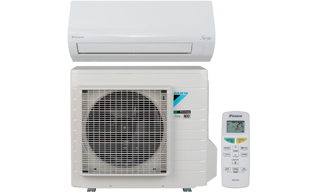 Na obrazie widoczny jest zestaw klimatyzatora składający się z jednostki wewnętrznej, zewnętrznej oraz pilota. Na jednostkach widoczne są napisy \'Daikin\' i \'R32\'.