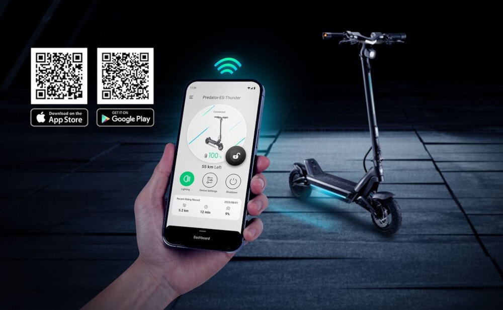 Osoba trzyma smartfon z aplikacją do zarządzania hulajnogą elektryczną, obok której znajduje się hulajnoga z podświetleniem. Na obrazie widoczne są również dwa kody QR oraz logotypy App Store i Google Play.
