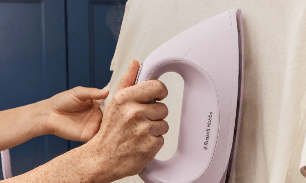 Generator pary RUSSELL HOBBS Fabric Luxe 28570-56 zdjęcie lifestyle Prasowanie w pionie funkcja Anti-Drip