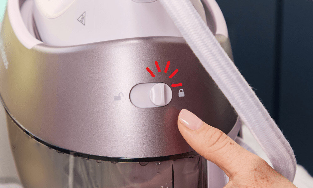 Generator pary RUSSELL HOBBS Fabric Luxe 28570-56 zdjęcie lifestyle Wygodne przenoszenie CarryLock Wewnętrzny schowek na przewód 