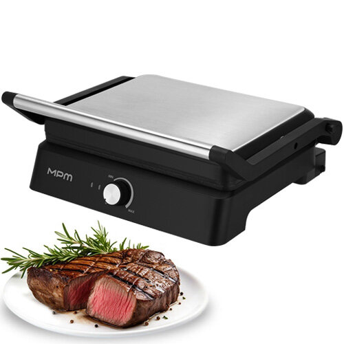 Grill elektryczny z metalową pokrywą i czarną podstawą, z pokrętłem regulacji oraz logo \'MPM\'. Na talerzu obok znajduje się kawałek grillowanego mięsa z gałązką rozmarynu.