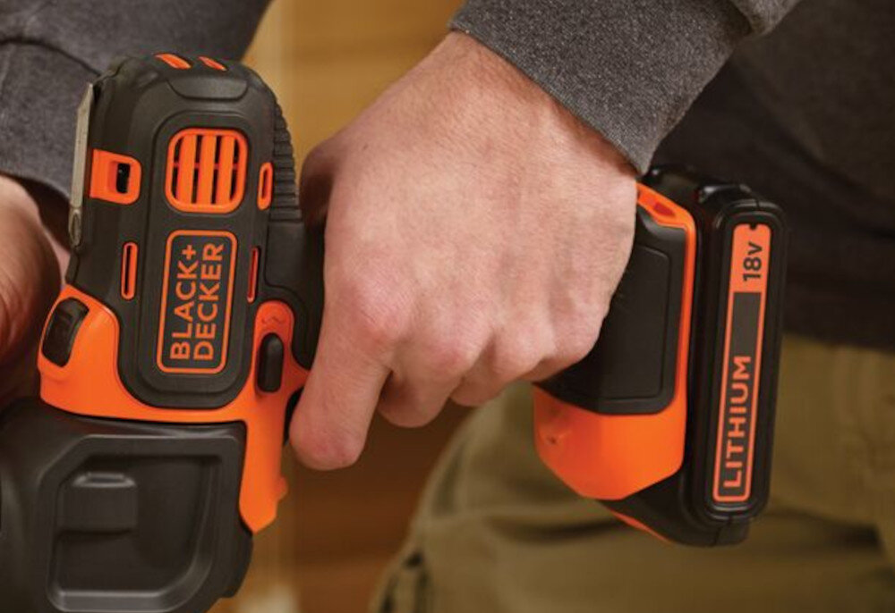 Wiertarko-wkrętarka BLACK&DECKER Multievo MT218K-QW solidny uchwyt kompaktowa konstrukcja do użytkowania w profesjonalnych warsztatach w warunkach domowych ergonomiczna rękojeść pokryta antypoślizgowym tworzywem