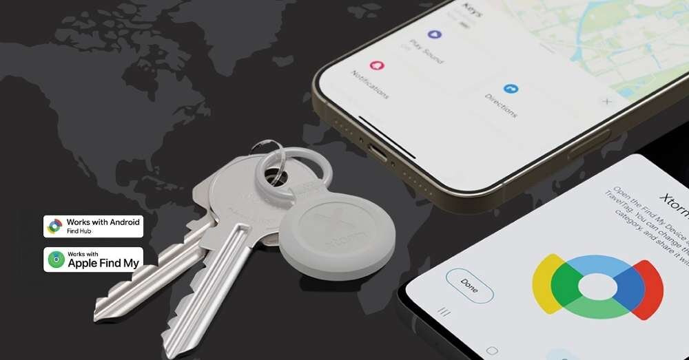 Na obrazie widoczne są klucze z białym lokalizatorem XTORM TravelTag oraz dwa smartfony z aplikacjami do lokalizacji. Obok znajduje się tekst: \'Works with Android Find My Device\' i \'Works with Apple Find My\'.