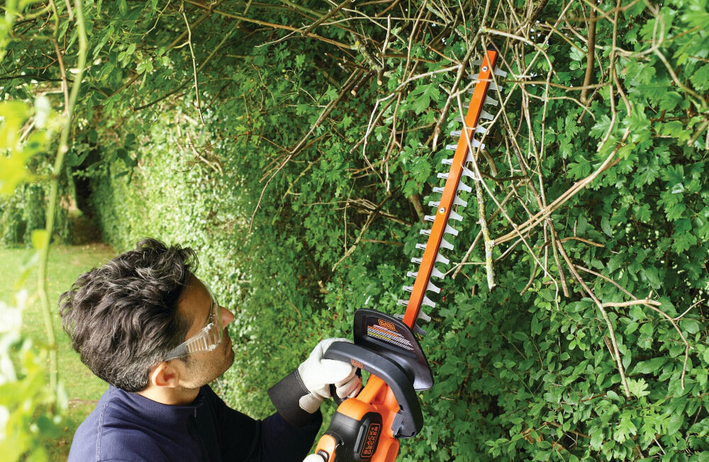 Nożyce do żywopłotu BLACK&DECKER GTC18502PC akumulatorowe narzędzie z serii Power Command funkcja POWER CUT