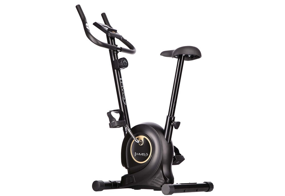Czarny rower magnetyczny z logo \'HMS\' na kole zamachowym, posiada kierownicę z uchwytami i regulowane siodełko.