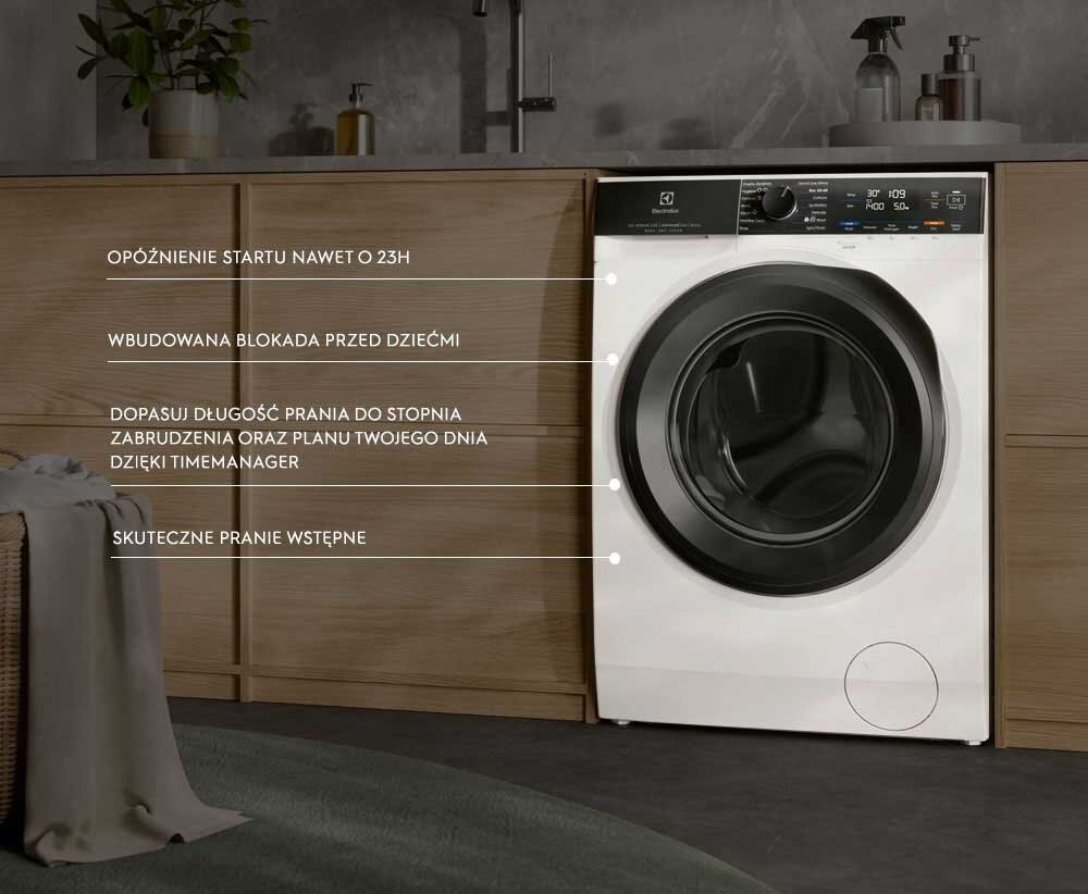 Pralka ELECTROLUX UltraCare 800 EW8F3614QP umieszczona w zabudowie kuchennej. Widoczny tekst: \'OPÓŹNIENIE STARTU NAWET O 23H, Wbudowana blokada przed dziećmi, Dopasuj długość prania do stopnia zabrudzenia oraz planu twojego dnia dzięki TimeManager, Skuteczne pranie wstępne, Wyjątkowa i bardzo cicha pralka Electrolux\'.