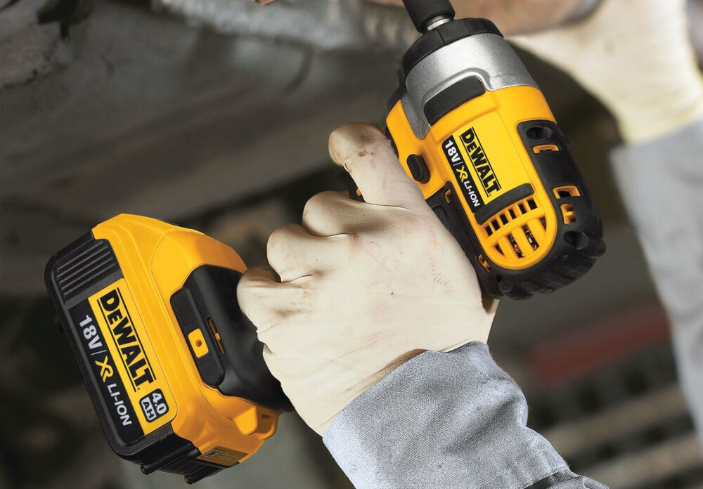 Klucz udarowy DEWALT DCF880N zasilany akumulator Li-Ion napięcie 18 V maksymalna prędkość obrotowa 2300 obr/min model dostępny bez akumulatora i ładowarki