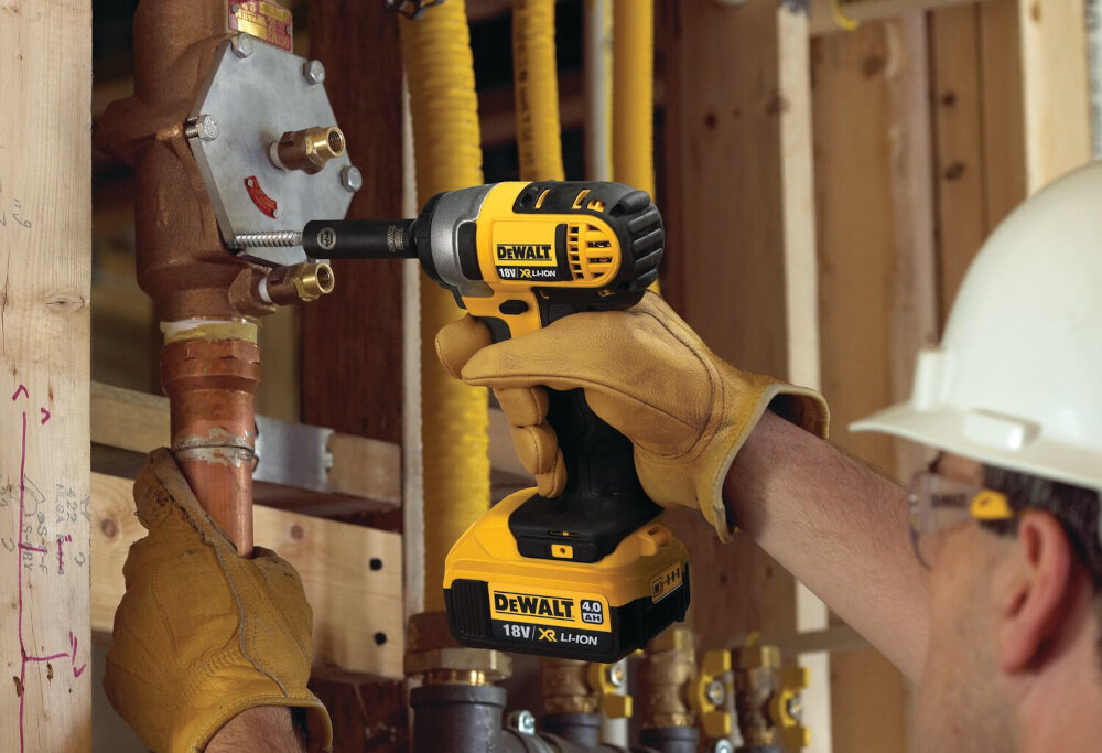 Klucz udarowy DEWALT DCF880N uchwy świetnie wyważony z rękojeścią dwukomponentową